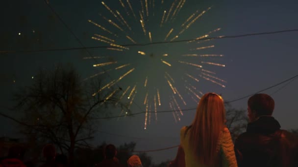 Una pareja amorosa está disfrutando de un hermoso saludo en el cielo nocturno. 4k, 3840x2160. HD — Vídeo de stock