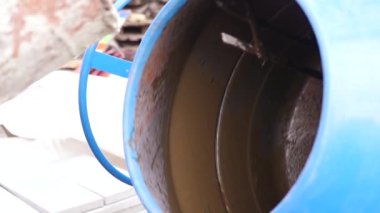 Küçük beton mikser mavi, kum mix su ile yakın çekim. ağır çekim. 1920 x 1080