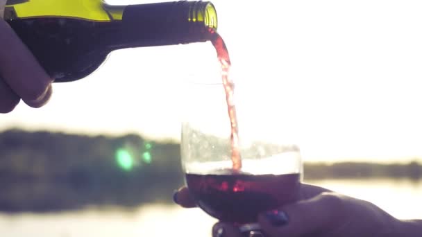 Налийте вино в склянку на озері. повільний рух. 1920x1080 років — стокове відео