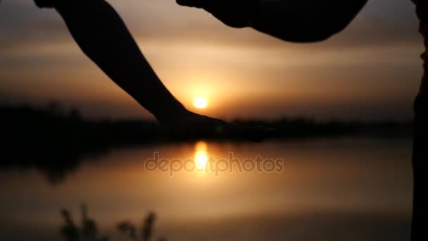 Bem sucedidos, amigáveis, os amigos colocam as mãos em suas mãos e jogam para cima, expressando emoções. câmara lenta. HD. 1920x1080 — Vídeo de Stock