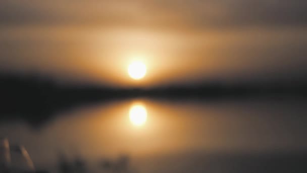 Amigos tintinean vasos con bebidas en el fondo del mar y una hermosa puesta de sol dorada. cámara lenta completo hd 1080p — Vídeos de Stock