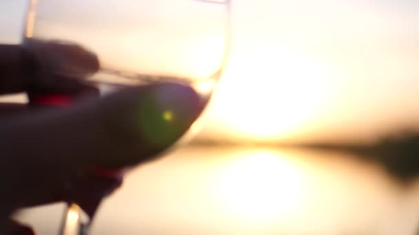 낭만적인 일몰 그리고 와인 두 만나요 안경입니다. 슬로우 모션입니다. 1920 x 1080 — 비디오