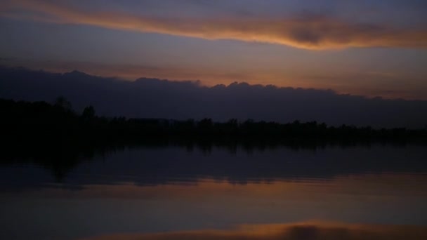 Прекрасний ніжний рожево-блакитний захід сонця біля озера. повний HD 1080p — стокове відео