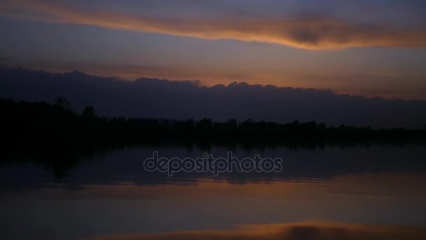 Beau coucher de soleil rose et bleu doux au bord du lac. plein hd 1080p 