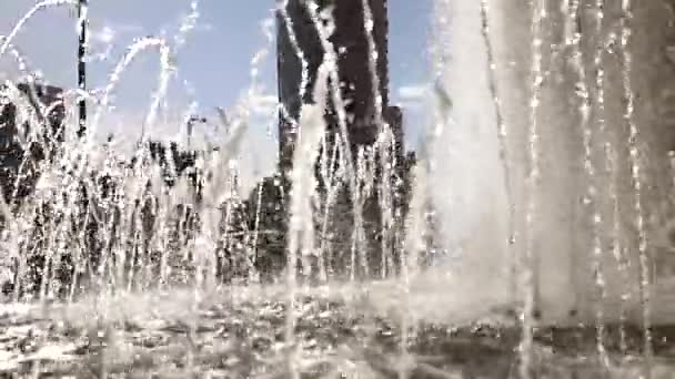 Cool uppfriskande fontän i staden, spraya i slow motion med sommaren bländning från solen. Slow Motion. HD, 1920 x 1080. — Stockvideo