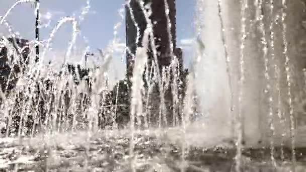 Fresca fuente refrescante en la ciudad, rocía en cámara lenta con el resplandor veraniego del sol. Lento movimiento. HD, 1920x1080 . — Vídeo de stock