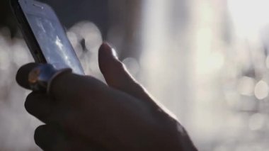 Parmağını monitör Smartphone'da sürücü, bir şey arayın. Ağır çekim. HD, 1920 x 1080.