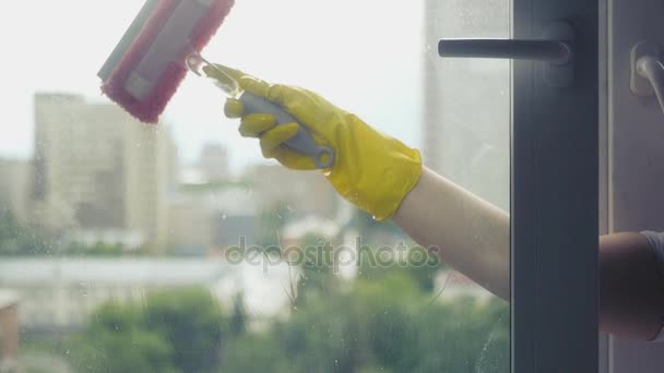 Lavare la finestra sporca con acqua e un pennello speciale per la pulizia sullo sfondo della città. SLOW MOTION. HD, 1920x1080 . — Video Stock