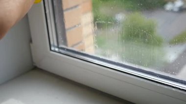 Kirli pencere bir kazıyıcı sarı lastik eldiven içinde yıkayın. Ağır çekim. HD, 1920 x 1080.