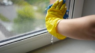 Lastik eldiven penceresinde bir ıslak bez, yavaş hareket ile yıkayın. HD, 1920 x 1080.