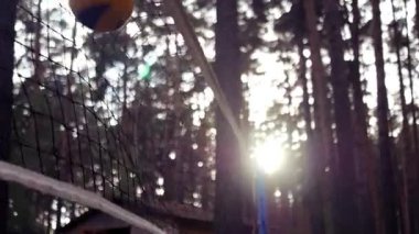 Başarısız hizmet, tam olarak bir gün batımı arka planı ormandaki fileye topu uçar. Ağır çekim. HD, 1920 x 1080.