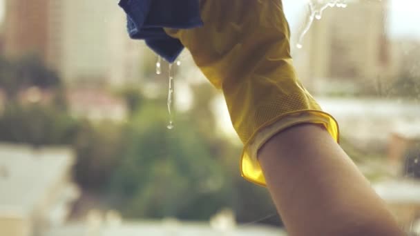 Venster in appartement wassen in rubberen handschoenen met een doek. Slow-Motion. HD, 1920 x 1080. — Stockvideo