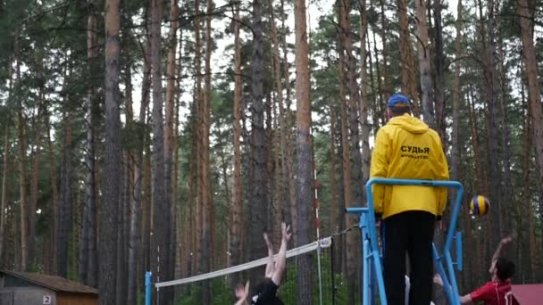 Rusko. Novosibirsk. Pobřežní volejbalové ligy. 06 10 17. Soudce na věži vypadá po volejbalový zápas, činí rozhodnutí. Zpomalený pohyb. HD, 1920 × 1080. — Stock video