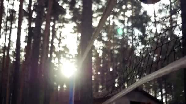 Sin éxito de presentación del equipo, la pelota vuela exactamente en la red en el fondo de una puesta de sol en el bosque. Lento movimiento. HD, 1920x1080 . — Vídeos de Stock