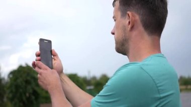 Yetişkin adam sokakta duran video iletişim tarafından telefonla iletişim kurar. HD, 1920 x 1080. Ağır çekim