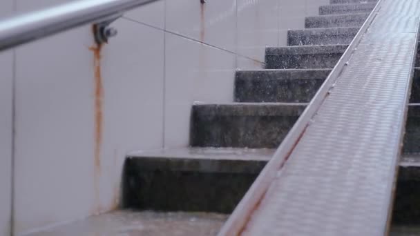 Duże krople deszczu na schodach w mieście przekształcić strumienie wody. HD, 1920 x 1080. Zwolnionym tempie — Wideo stockowe