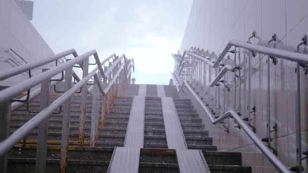 Gotas de lluvia en las escaleras al pasaje subterráneo. HD, 1920x1080. Movimiento lento — Vídeo de stock