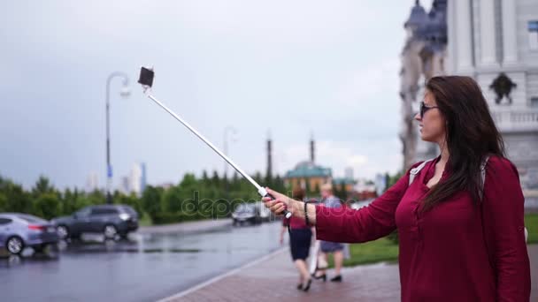 La chica hace selfie cerca de un hermoso edificio. HD, 1920x1080. Movimiento lento — Vídeo de stock