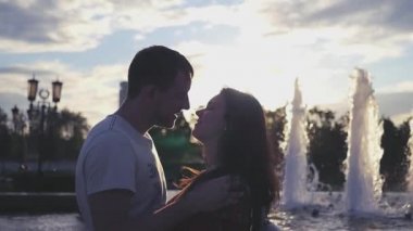 Romantik günbatımı Çeşmede adlı iki aşıkların. HD, 1920 x 1080. Ağır çekim