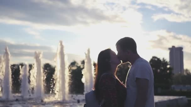 Älskande par lämnar, kyssas och kramas bakgrund av fontänen. HD, 1920 x 1080. Slow motion — Stockvideo
