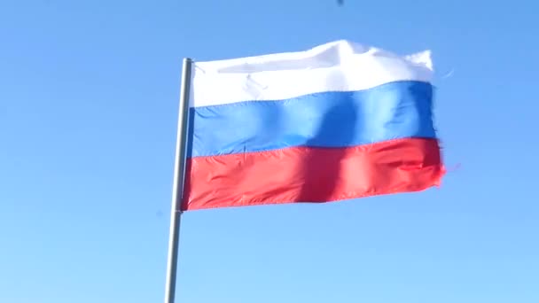A bandeira da Federação Russa desenvolve-se a jusante. câmara lenta. 1920x1080. hd completo . — Vídeo de Stock