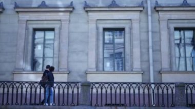 Genç çift güzel binalar Saint Petersburg yürüyüş. ağır çekim. 1920 x 1080. hd tam