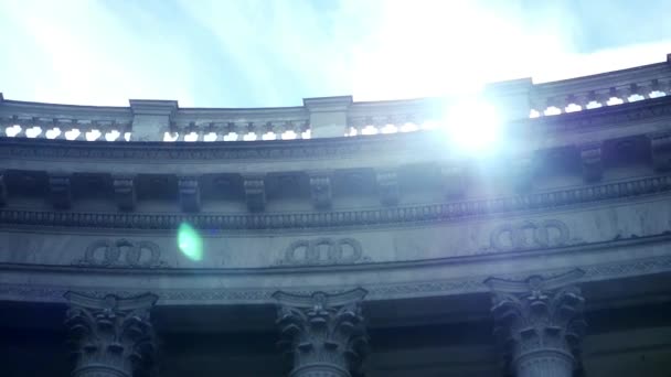 Los rayos del sol se reflejan en las columnas de la catedral con el efecto de la lente. cámara lenta, 1920x1080, full hd — Vídeos de Stock