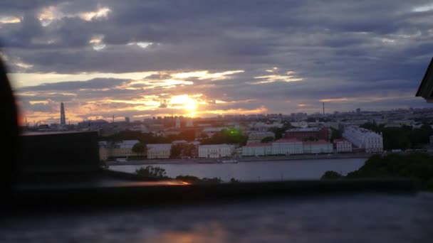 Часовий проміжок, прекрасний захід сонця в місті на тлі будинків і річки. повний HD, 4k — стокове відео