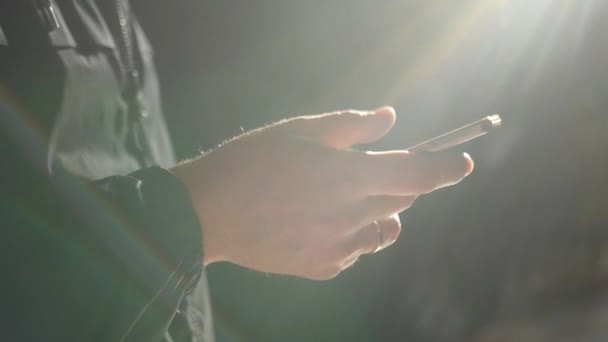 Téléphone dans les mains masculines gros plan avec éblouissement du soleil. au ralenti. 1920x1080. hd complet — Video