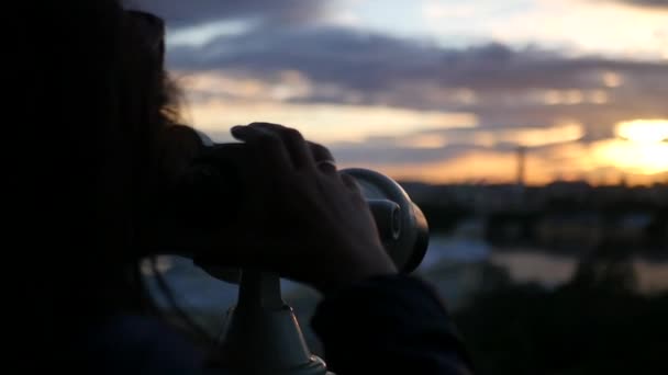 Kijken door een telescoop van een uitkijkplatform op een prachtige zonsondergang in de stad. Slow-motion. 1920 x 1080. volledige hd — Stockvideo