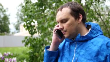 Adam parkta duran ve Evet. ağır çekim. 1920 x 1080. hd tam