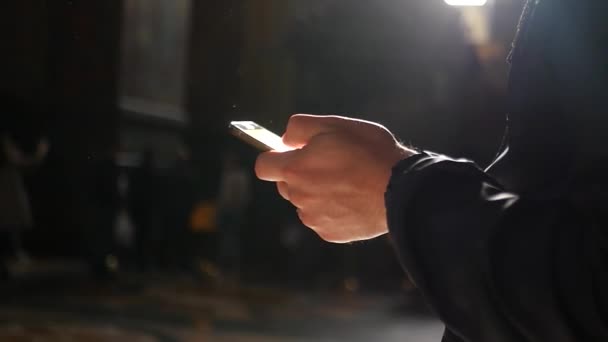 La lumière du soleil est réfléchie et clignote dans le téléphone entre les mains d'un homme. ralenti, 1920x1080, full hd — Video