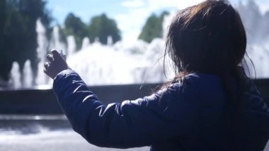 Bir saç onun için güzel bir genç kızla çeşme fotoğraflandı. ağır çekim. 1920 x 1080. hd tam