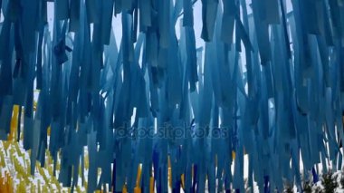 Güzel mavi asılı ve rüzgarda sallanan kurdele. ağır çekim. 1920 x 1080. hd tam