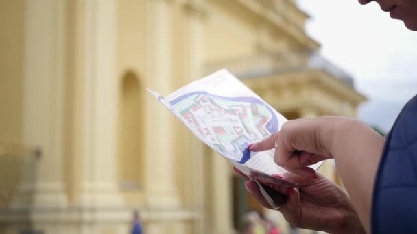 Bir harita okuyan kız turist parmağıyla yol açar. ağır çekim. 1920 x 1080. hd tam — Stok video
