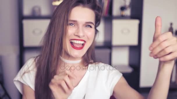 Hermosa chica con el pelo largo bailando, sonriendo, levantando el pulgar, haciendo clase, poniéndose como. Lento movimiento. HD, 1920x1080 . — Vídeos de Stock