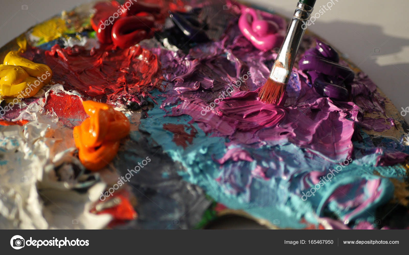 Mix pintura roja, púrpura en la paleta con un cepillo, Hd — Foto de