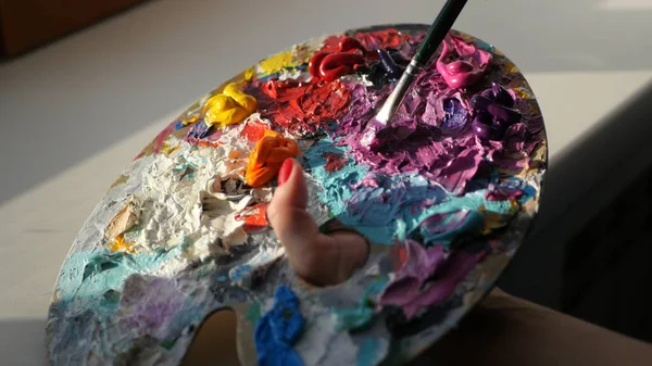 Bir fırça palet HD. karışımı kırmızı, Mor boya.