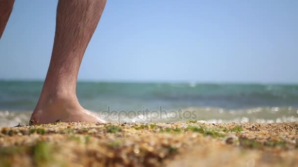 Kum yürüyen bir adam çıplak ayakla denize yakın çekim yakın. HD, 1920 x 1080. ağır çekim. — Stok video