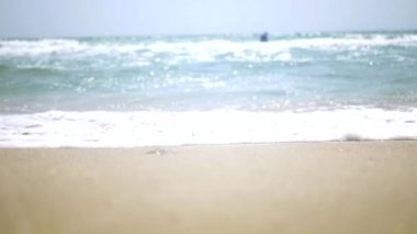 Dalgalar, denize sıfır kumlu Sahilde yürüyüş yakın çekim. HD, 1920 x 1080, ağır çekim.