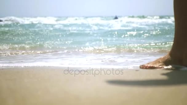 Vandring längs en sandstrand vid havet och vackra vågor, närbild. HD, 1920 x 1080. slowmotion. — Stockvideo