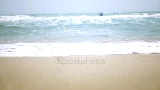 Прогулка по песчаному пляжу у моря с волнами, крупным планом. HD, 1920x1080, замедленная съемка . — стоковое видео
