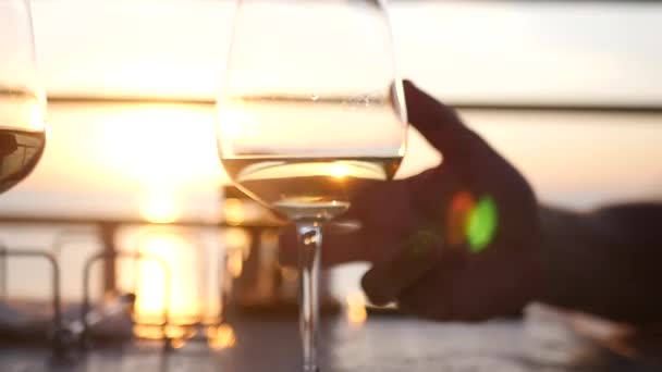 Ta glas glas i handen på sunset bakgrund. HD, 1920 x 1080. slowmotion — Stockvideo