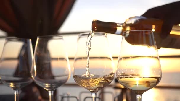 Ρίξτε λευκό κρασί πάνω από σαφές γυαλί γυαλιά στο ηλιοβασίλεμα. HD, 1920 x 1080. αργή κίνηση — Αρχείο Βίντεο