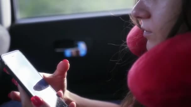 Passageiro no carro, com o telefone nas mãos a falar ao telefone. HD, 1920x1080. câmara lenta — Vídeo de Stock