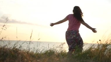 Genç bir kız sun.1920x1080 zevk çim zemin güneşin ve denizin, karşı dönüyor