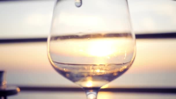 Chutné čerstvé víno nalijte do sklenice při západu slunce. HD, 1920 × 1080. Zpomalený pohyb. — Stock video
