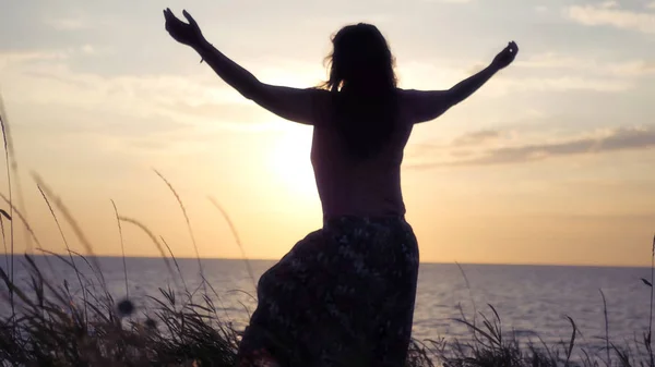 Kız deniz, Güneş ve güneşin sevinir, ellerini yukarı yükseltir, fırtınası. . HD