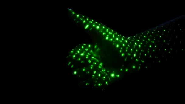 Podnieść kciuk, w niezwykłym laser zielony światło w ciemności. HD, 1920 x 1080. zwolnionym tempie. — Wideo stockowe