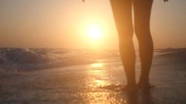 Deniz kıyısı günbatımı için dalgalar sıçraması ile devam edin. Ağır çekim. Portre. HD, 1920 x 1080.